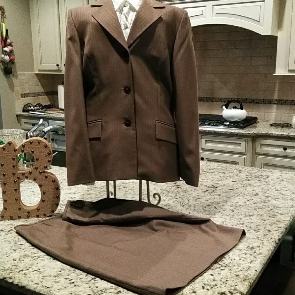 Classic Kasper Suit🎇🎇🎇